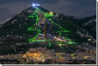 В Италии зажгли 650-метровую новогоднюю «елку»